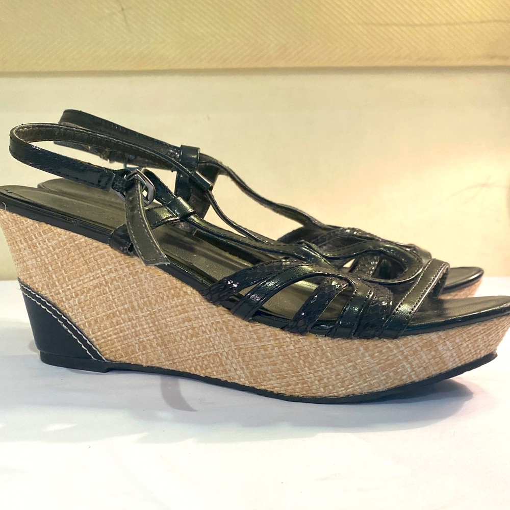 Charles by Charles David black strappy raffia platform sandals Sz 8